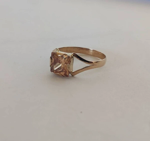 Anillo Piedra Cuadrada Champán's foto | Michel Joyería Holguín |  BizneCubano