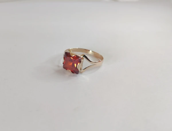 Anillo Piedra Cuadrada Roja's foto | Michel Joyería Holguín |  BizneCubano